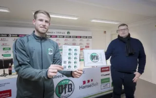 VfB- Kapitän Tommy Grupe (l.) und Florian Lehrmann, Gebietsleiter für die Region Lübeck bei NordBrief, mit der neuen Spendenbriefmarke. Nordbrief stellt VfB Luebeck Briefmarke vor, 15.01.21 (Foto: Agentur 54°)